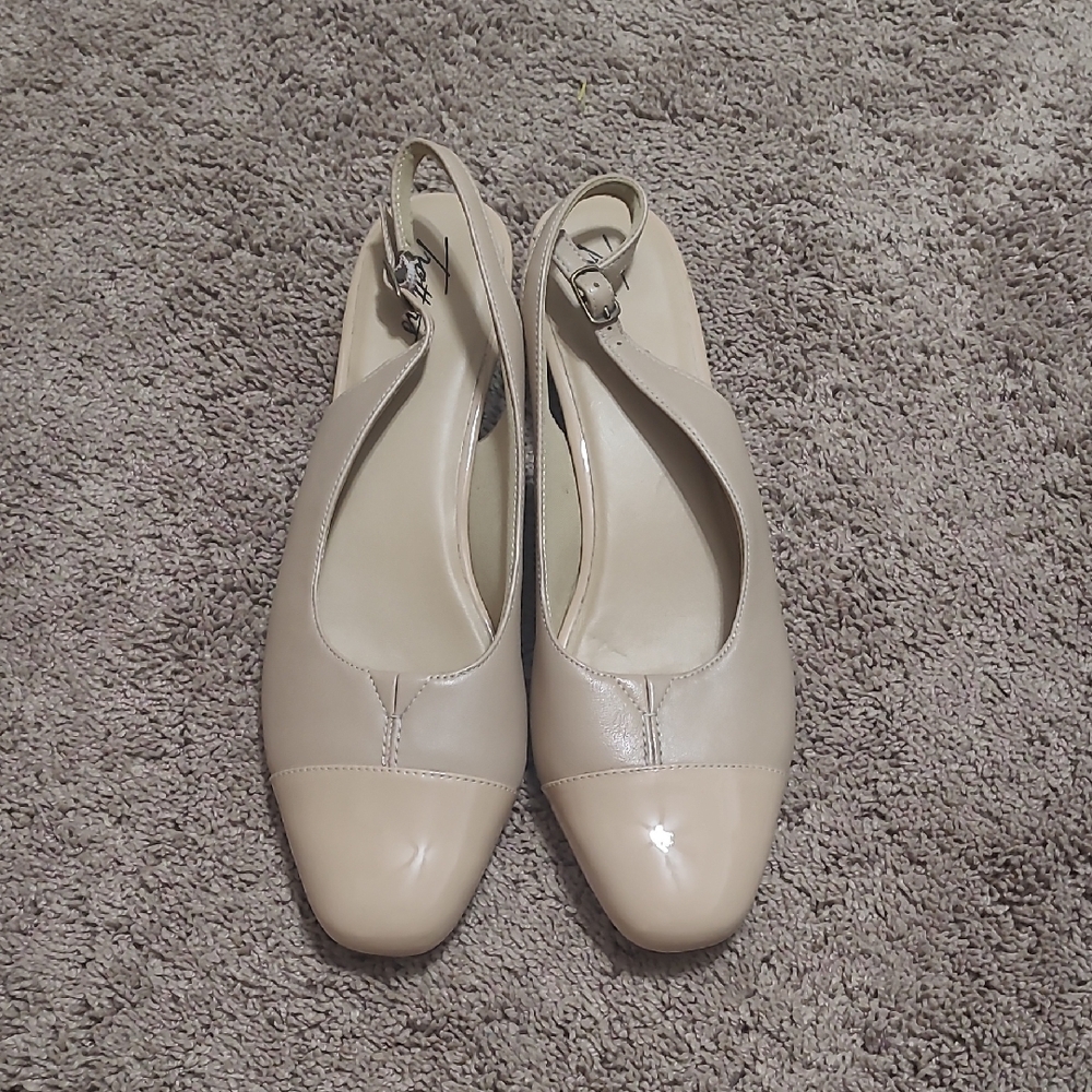 Trotters Beige Women's Flats